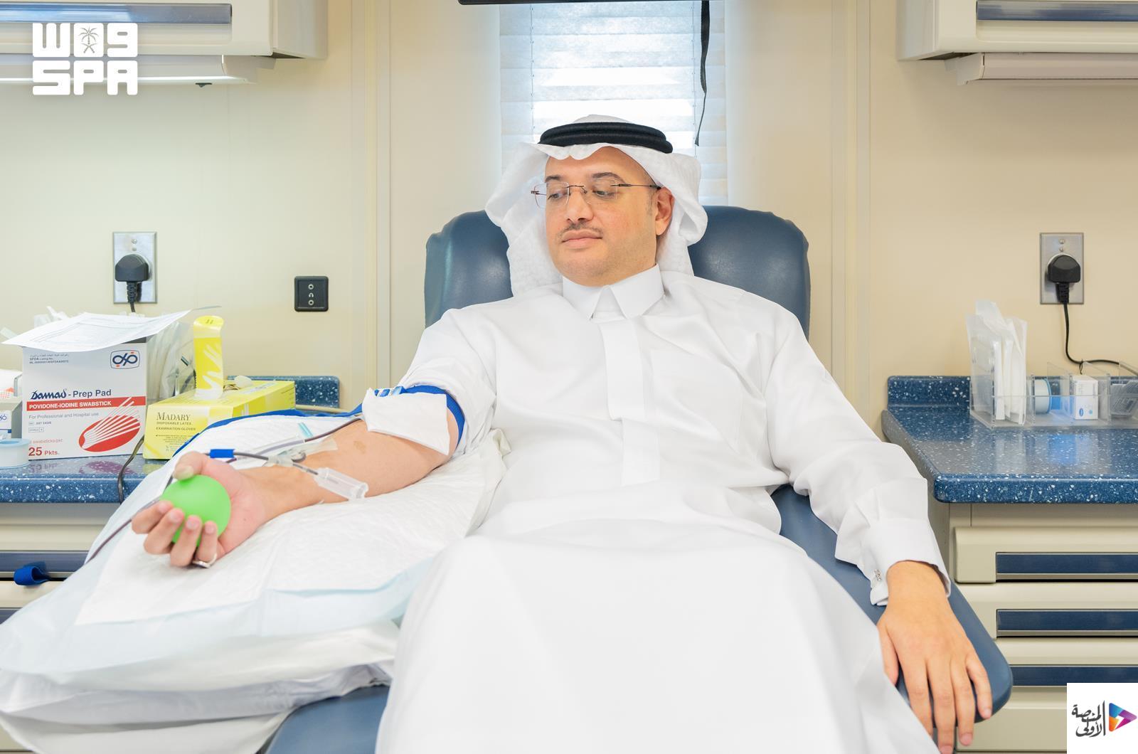 سمو الأمير سعود بن طلال يشارك في حملة التبرع بالدم التي نظمتها هيئة تطوير الأحساء