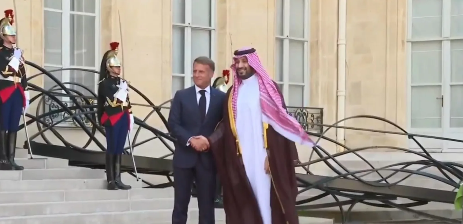 سمو ولي العهد يصل قصر الإليزيه وماكرون في مقدمة مستقبليه